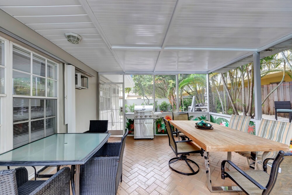 TROPICAL VACATION HOME. 6 bedrooms 4 bath pool home.