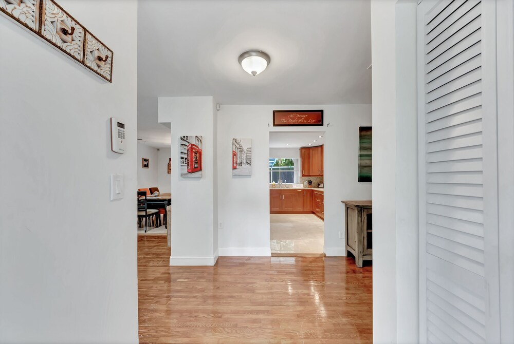 TROPICAL VACATION HOME. 6 bedrooms 4 bath pool home.