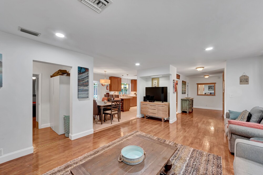 TROPICAL VACATION HOME. 6 bedrooms 4 bath pool home.