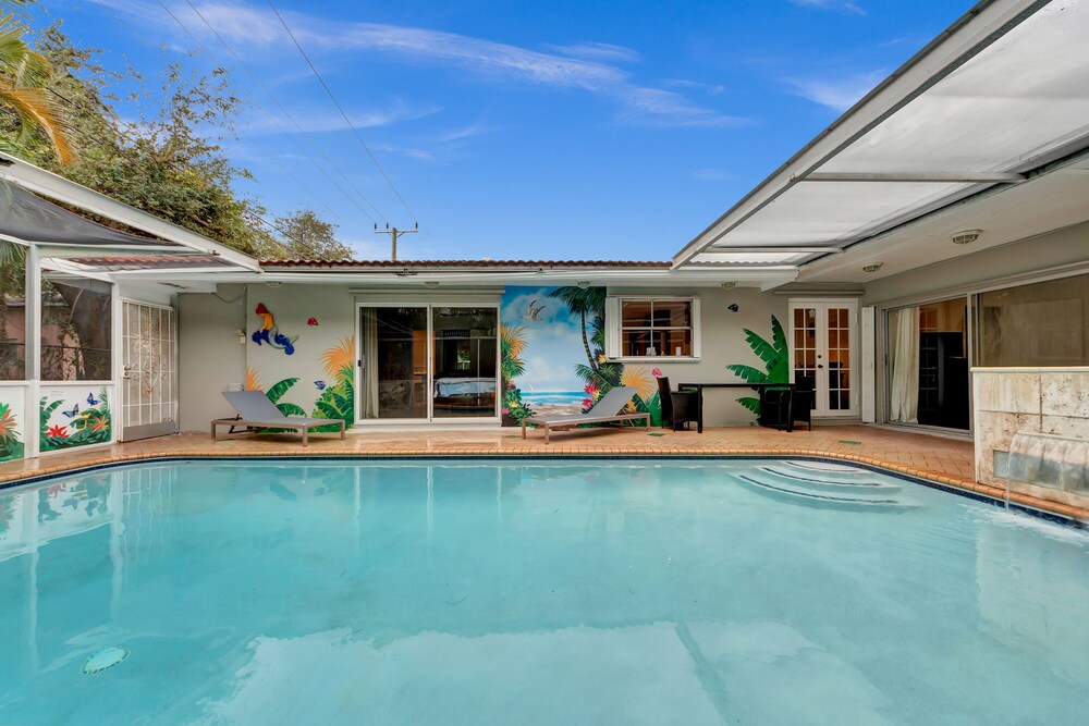 TROPICAL VACATION HOME. 6 bedrooms 4 bath pool home.