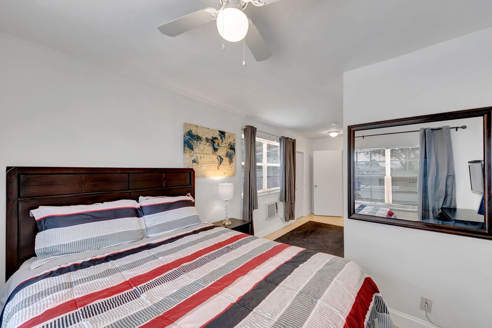 TROPICAL VACATION HOME. 6 bedrooms 4 bath pool home.