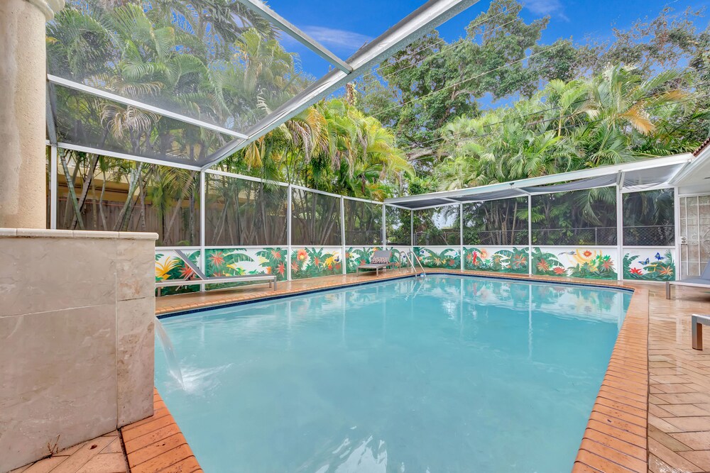 TROPICAL VACATION HOME. 6 bedrooms 4 bath pool home.