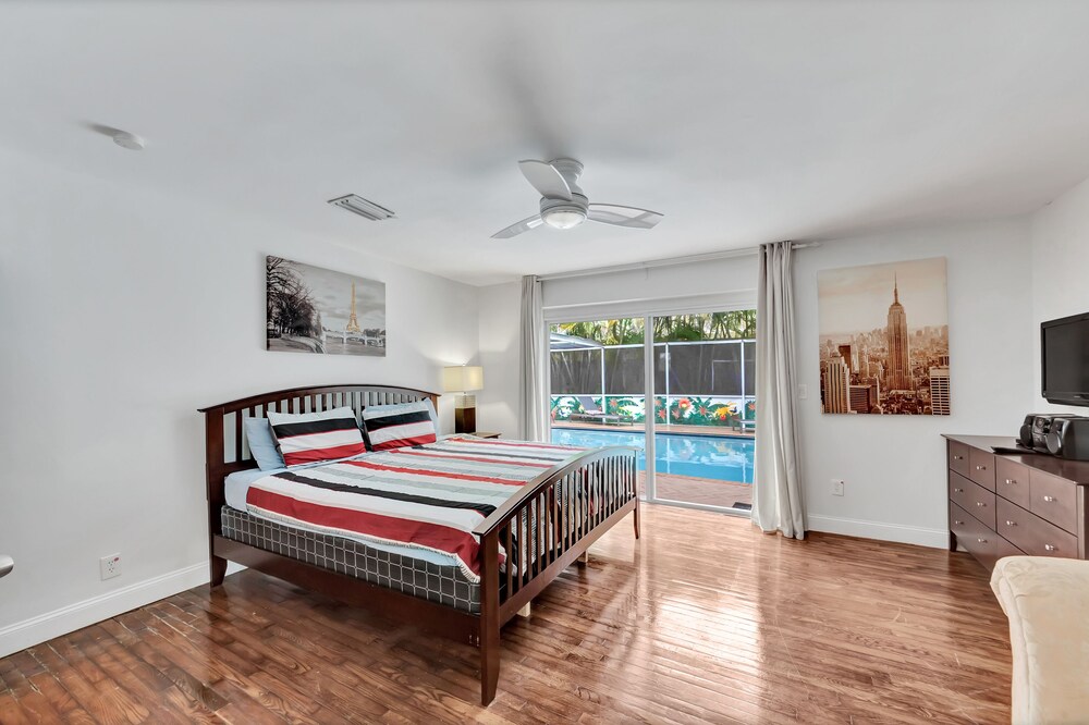 TROPICAL VACATION HOME. 6 bedrooms 4 bath pool home.