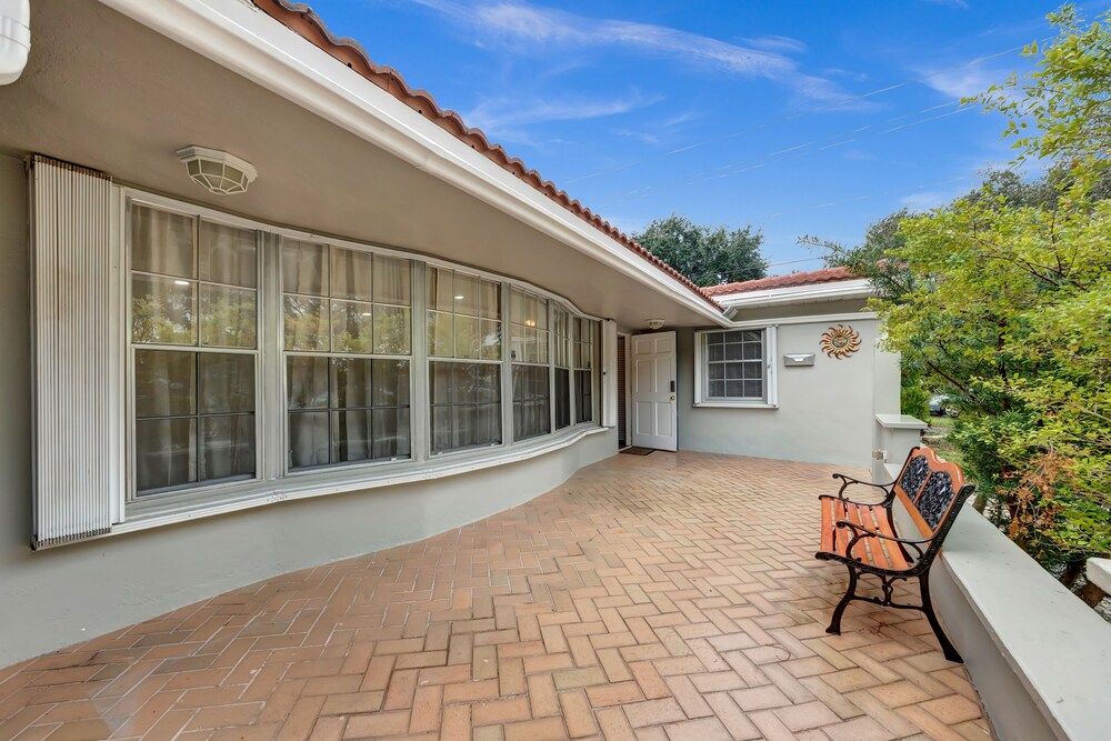 TROPICAL VACATION HOME. 6 bedrooms 4 bath pool home.