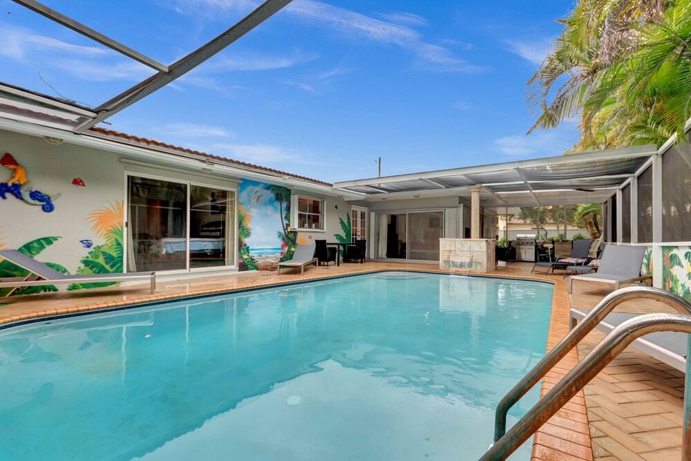 TROPICAL VACATION HOME. 6 bedrooms 4 bath pool home.