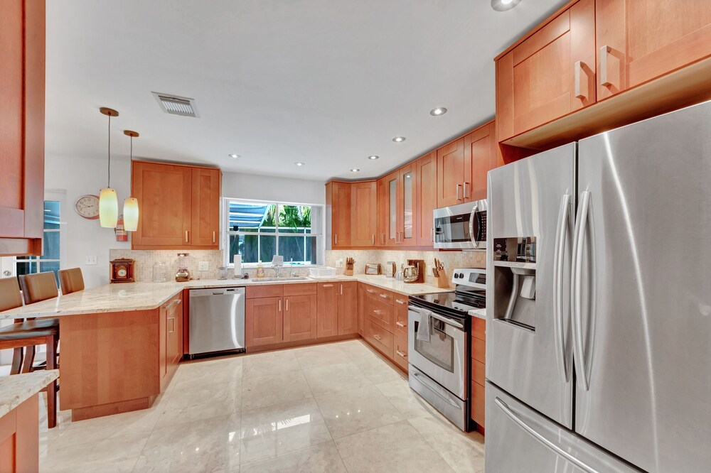 TROPICAL VACATION HOME. 6 bedrooms 4 bath pool home.