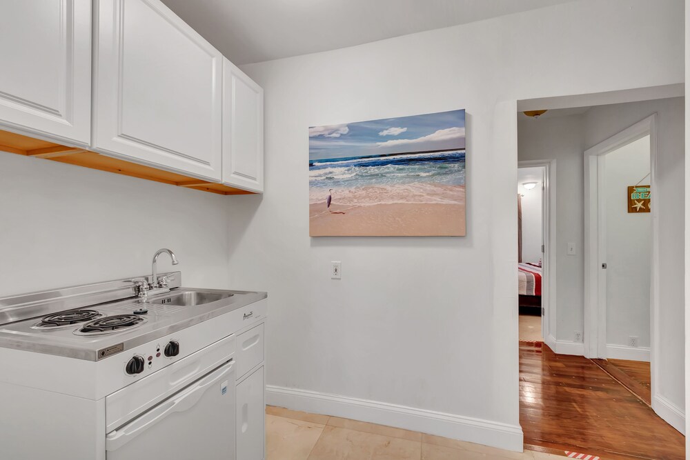 TROPICAL VACATION HOME. 6 bedrooms 4 bath pool home.