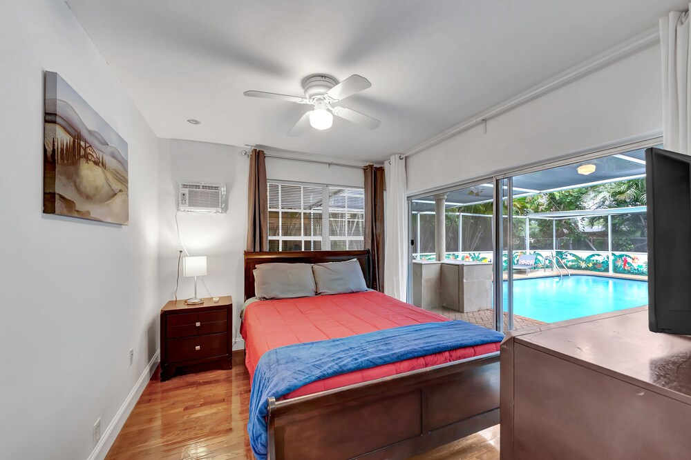 TROPICAL VACATION HOME. 6 bedrooms 4 bath pool home.