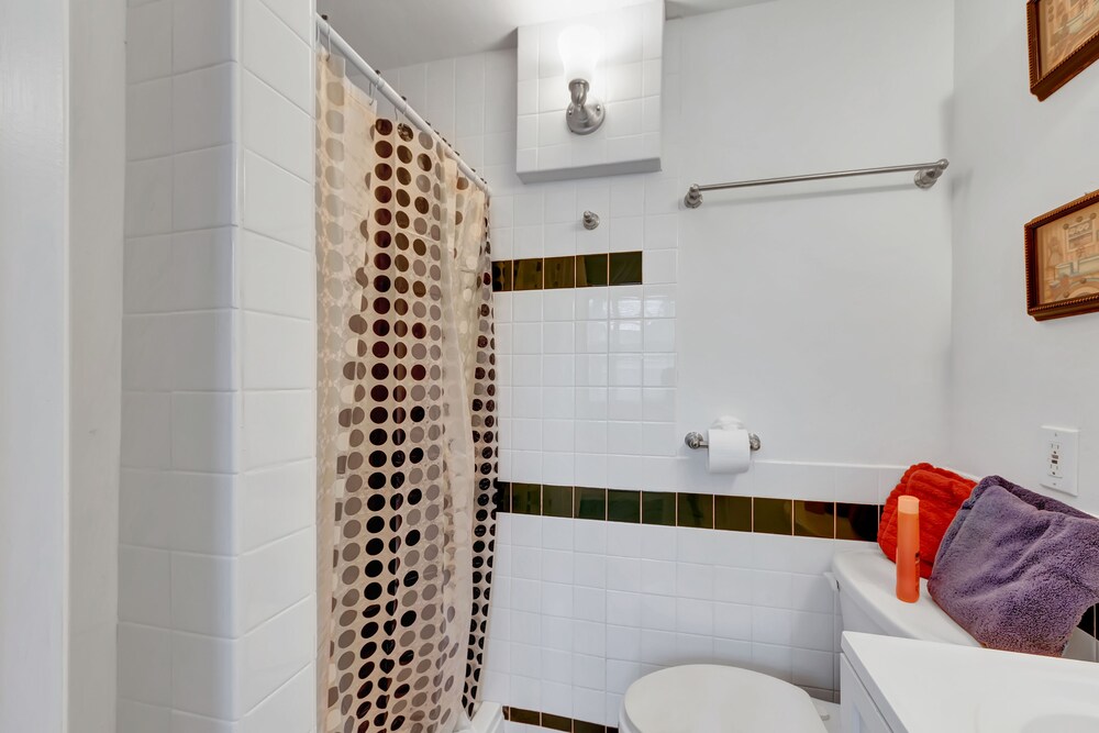 TROPICAL VACATION HOME. 6 bedrooms 4 bath pool home.