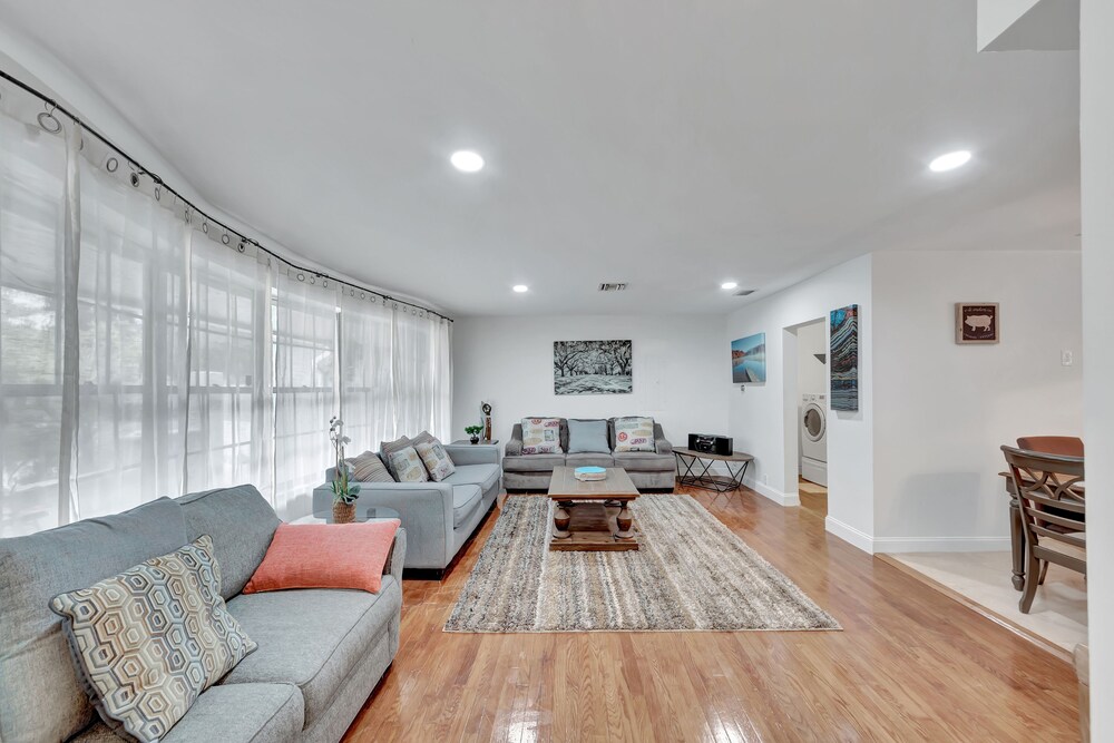 TROPICAL VACATION HOME. 6 bedrooms 4 bath pool home.