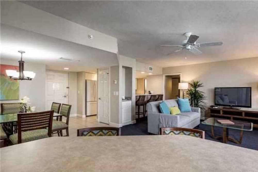 Gullwing Beach Resort Heated Pool and Hot Tub Condo with Stunning