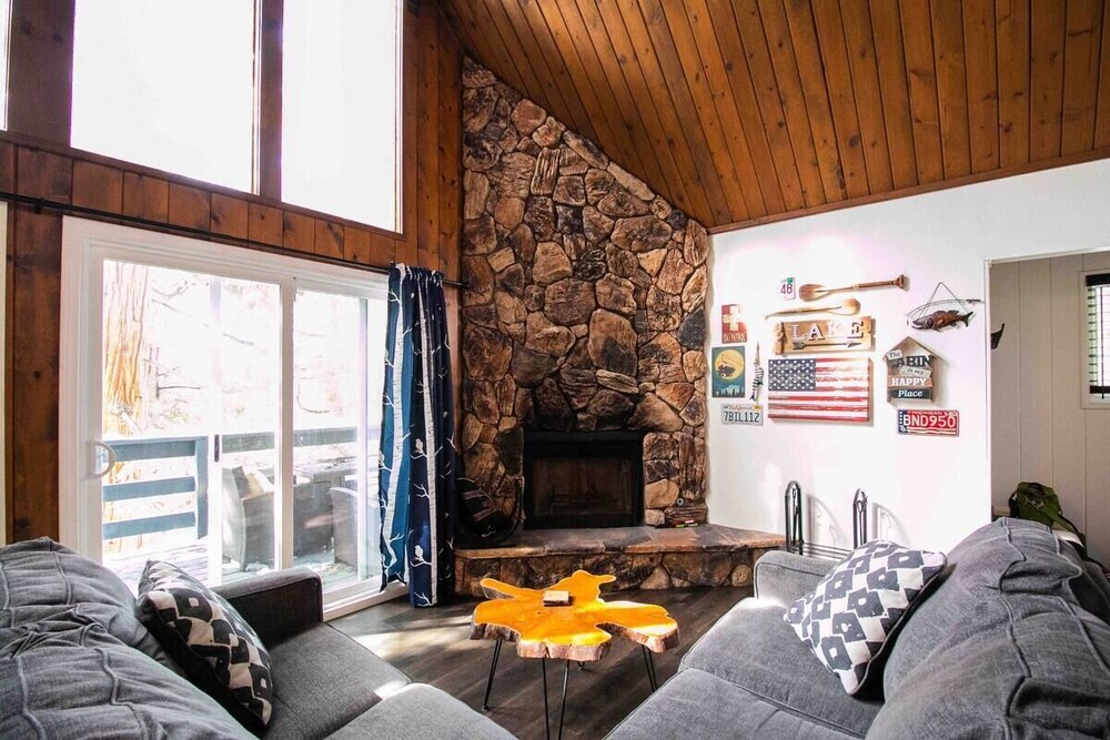 Mountain getaway with game room & Spa