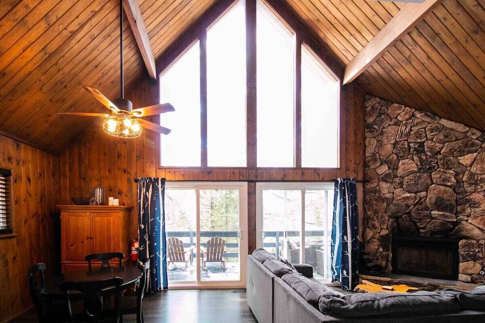 Mountain getaway with game room & Spa