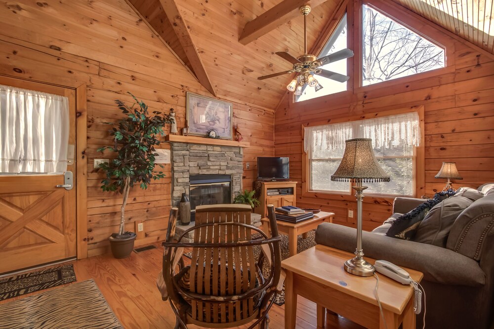 GREAT for COUPLES just across from the Sevierville Convention Center