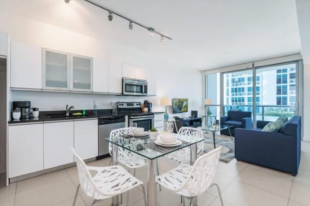 Modern & Sunny Condo | Beach Access | Ocean View/Balcony