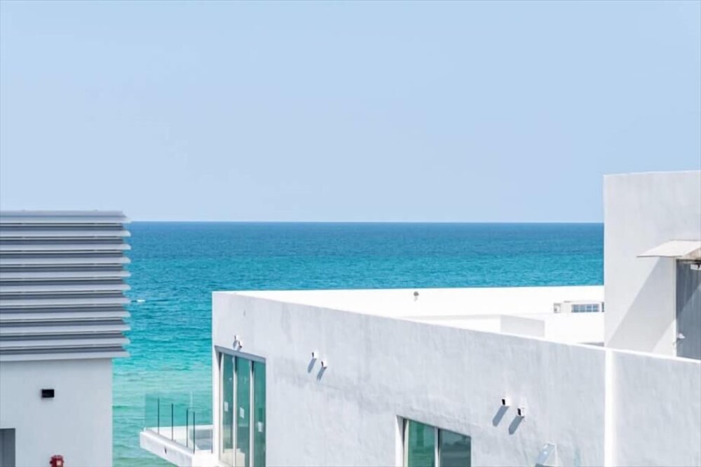 Modern & Sunny Condo | Beach Access | Ocean View/Balcony