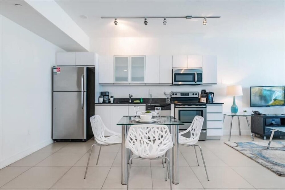 Modern & Sunny Condo | Beach Access | Ocean View/Balcony