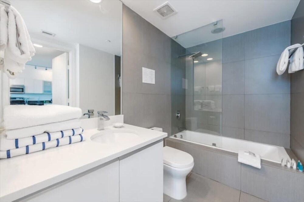 Modern & Sunny Condo | Beach Access | Ocean View/Balcony