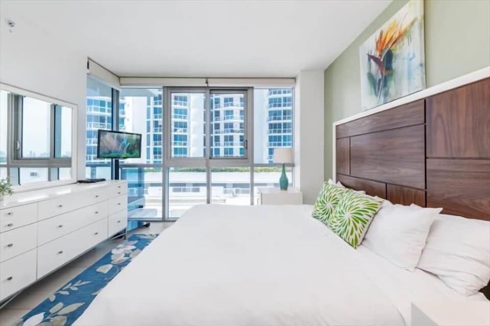 Modern & Sunny Condo | Beach Access | Ocean View/Balcony