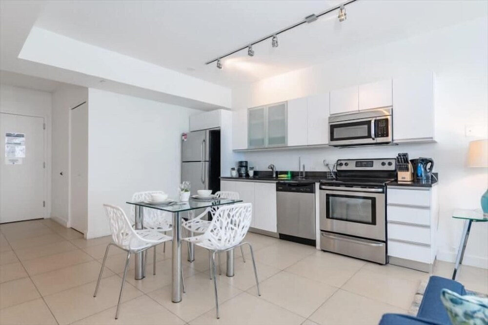 Modern & Sunny Condo | Beach Access | Ocean View/Balcony