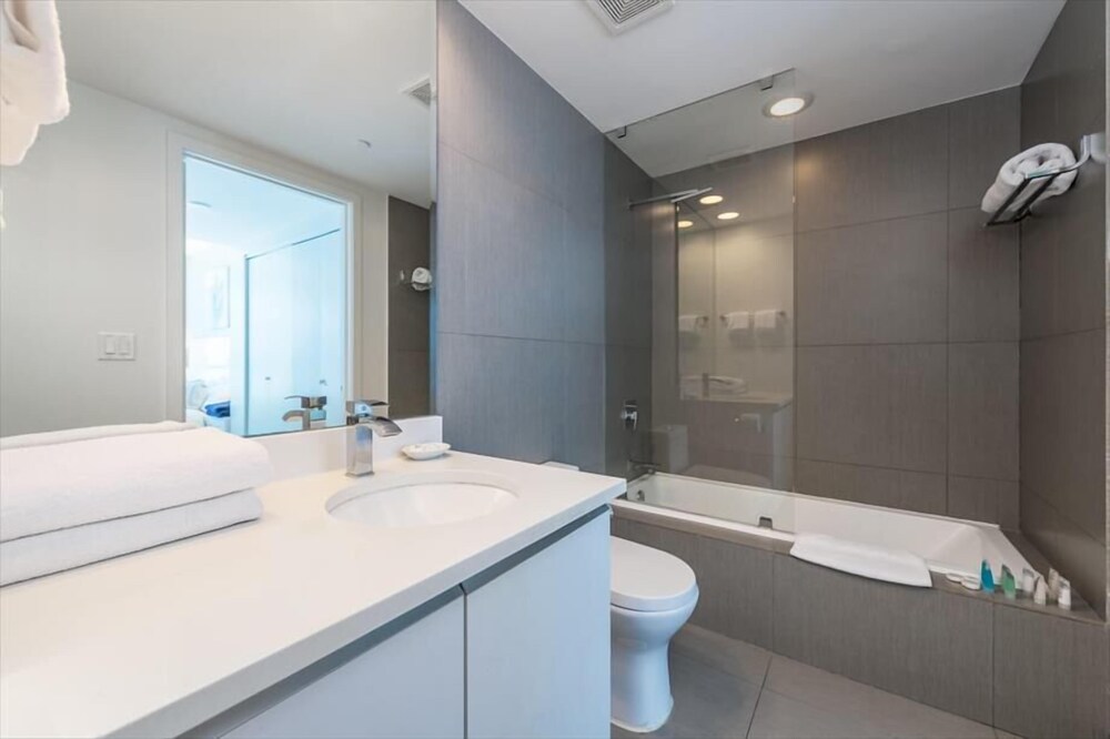 Beautiful 1BR  Ocean View Condo | Outdoor Rooftop Pools | Gym