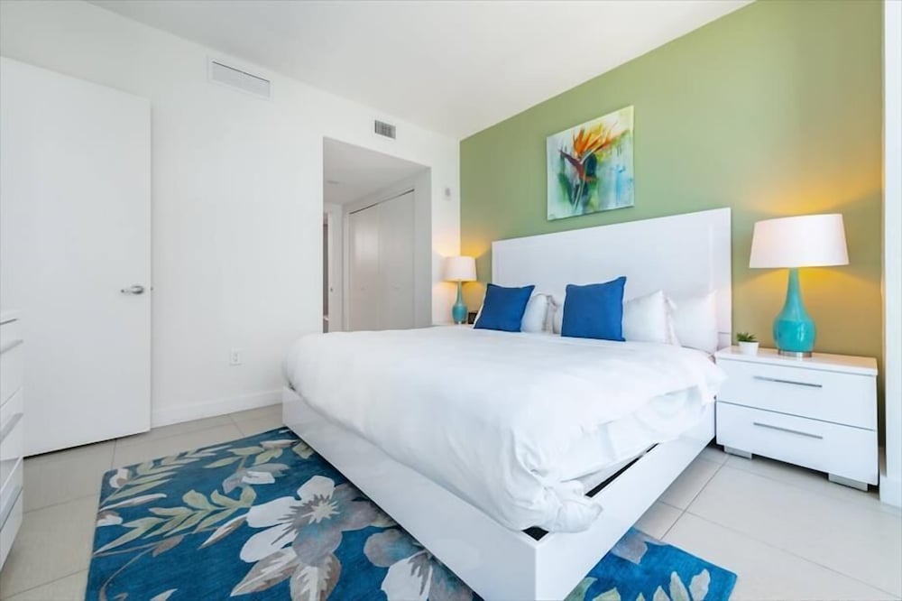 Beautiful 1BR  Ocean View Condo | Outdoor Rooftop Pools | Gym