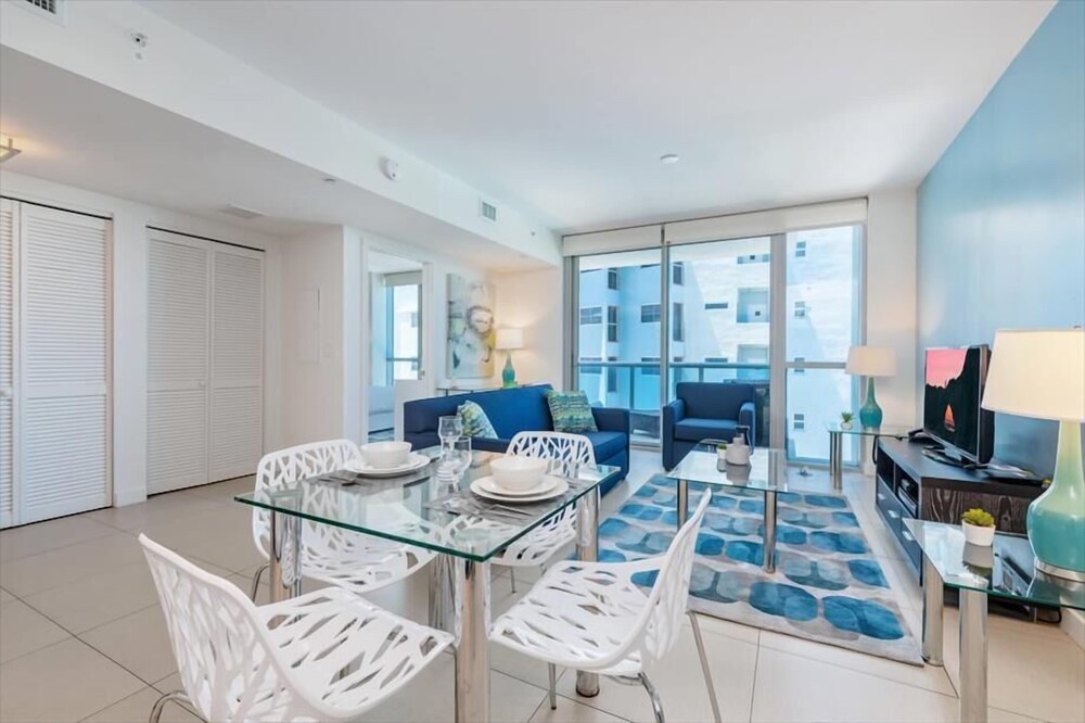 Beautiful 1BR  Ocean View Condo | Outdoor Rooftop Pools | Gym