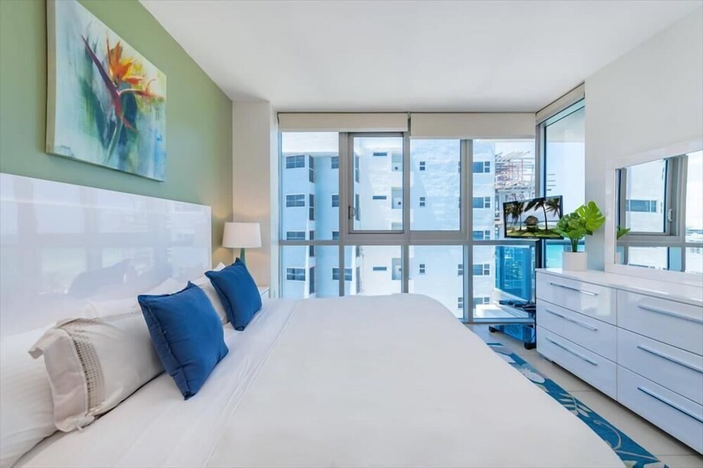 Beautiful 1BR  Ocean View Condo | Outdoor Rooftop Pools | Gym