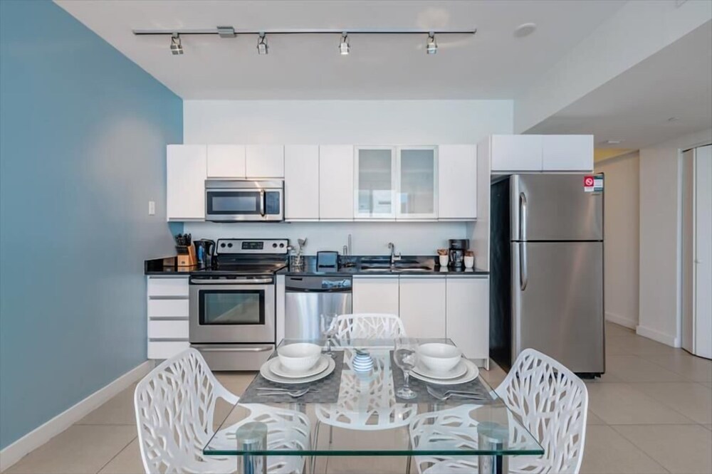 Beautiful 1BR  Ocean View Condo | Outdoor Rooftop Pools | Gym