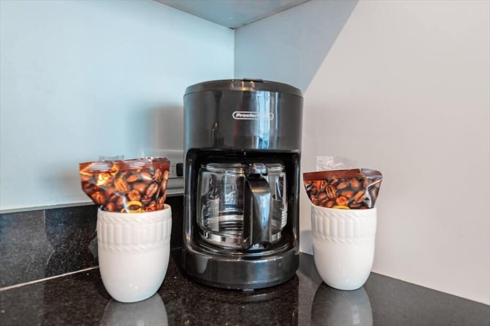 Beautiful 1BR  Ocean View Condo | Outdoor Rooftop Pools | Gym