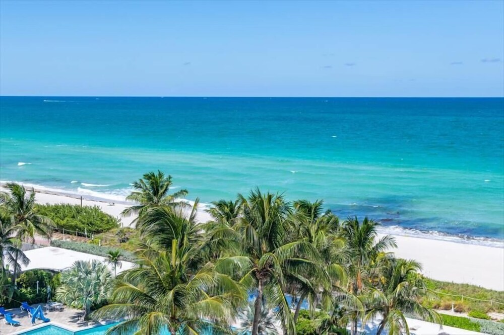 Beautiful 1BR  Ocean View Condo | Outdoor Rooftop Pools | Gym