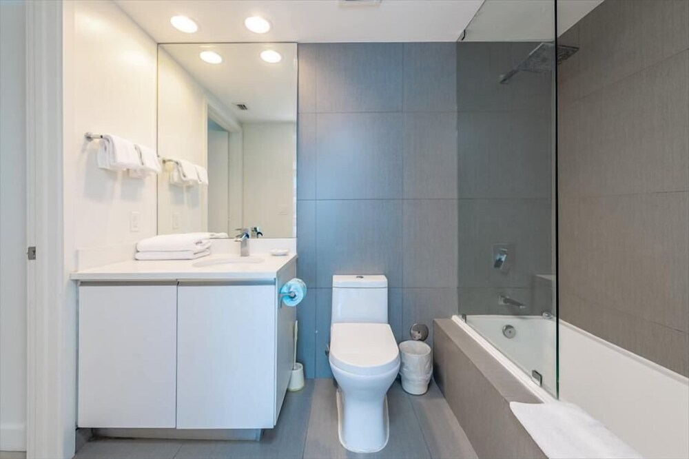 Beautiful 1BR  Ocean View Condo | Outdoor Rooftop Pools | Gym