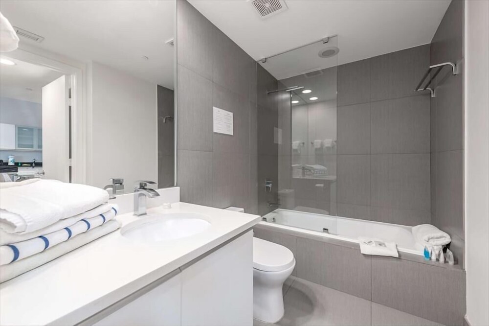 Stunning Miami Beach 1BR | Beach Access | Ocean View | Pool & Gym