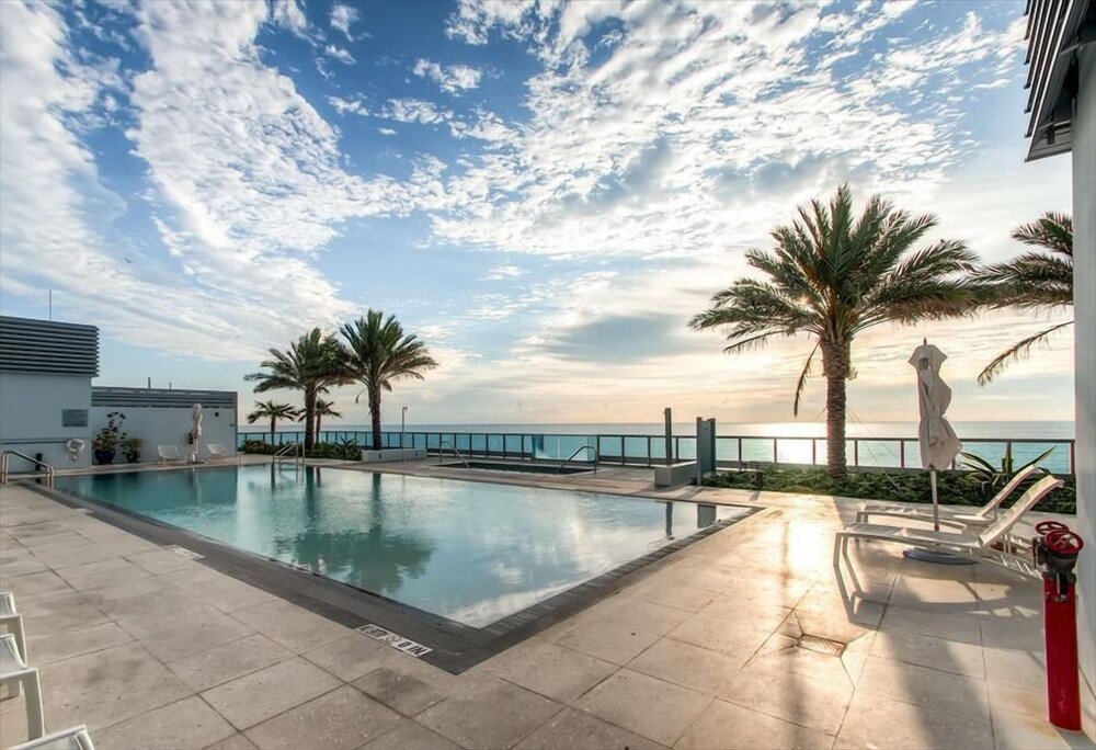 Stunning Miami Beach 1BR | Beach Access | Ocean View | Pool & Gym