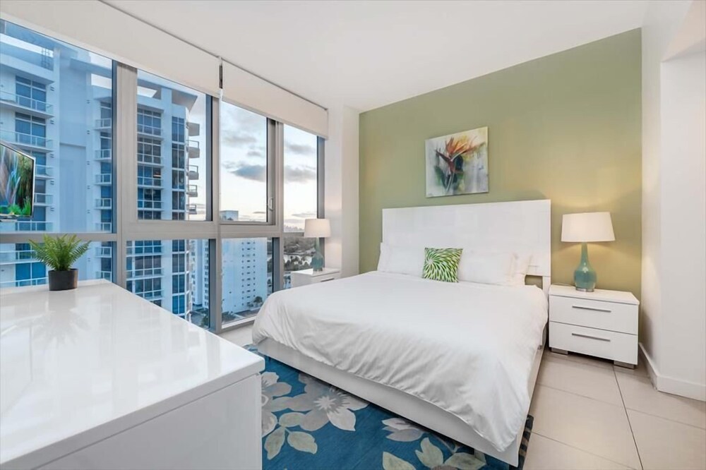 Stunning Miami Beach 1BR | Beach Access | Ocean View | Pool & Gym