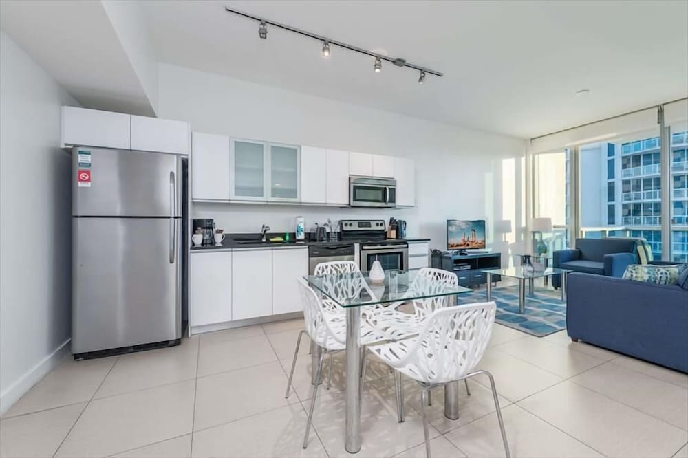 Stunning Miami Beach 1BR | Beach Access | Ocean View | Pool & Gym