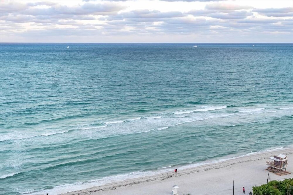 Stunning Miami Beach 1BR | Beach Access | Ocean View | Pool & Gym