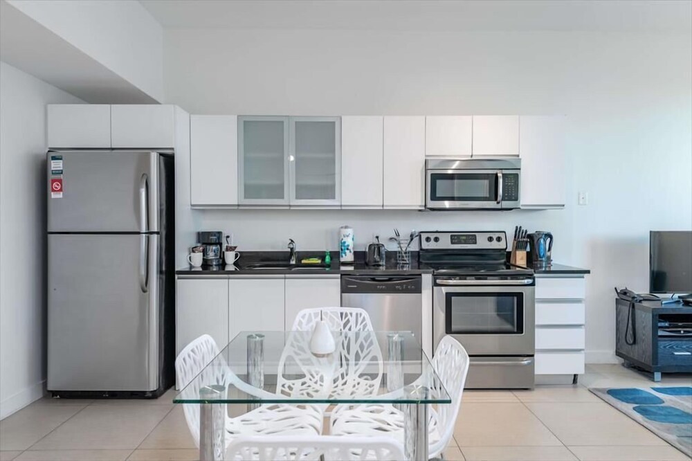 Stunning Miami Beach 1BR | Beach Access | Ocean View | Pool & Gym