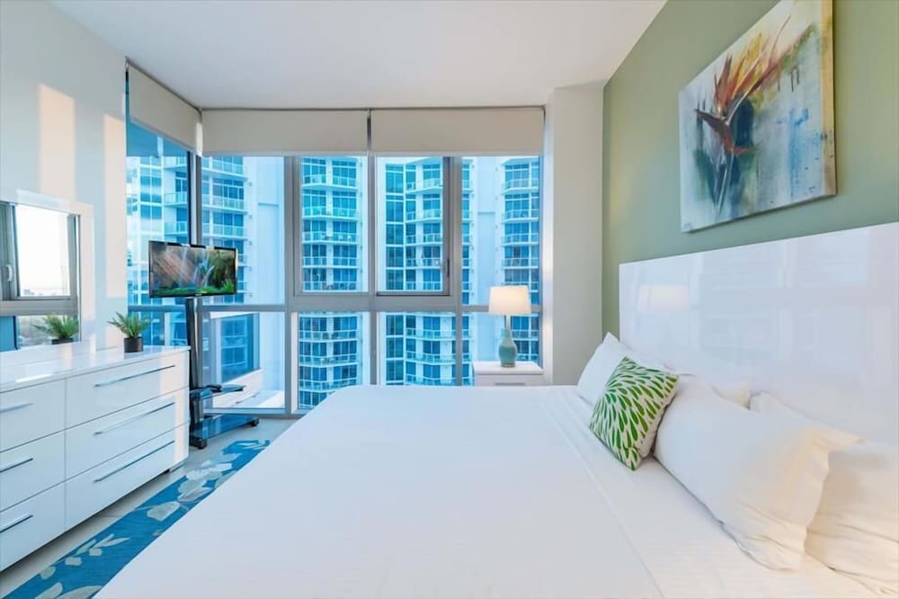 Stunning Miami Beach 1BR | Beach Access | Ocean View | Pool & Gym