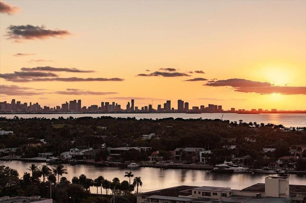 Stunning Miami Beach 1BR | Beach Access | Ocean View | Pool & Gym