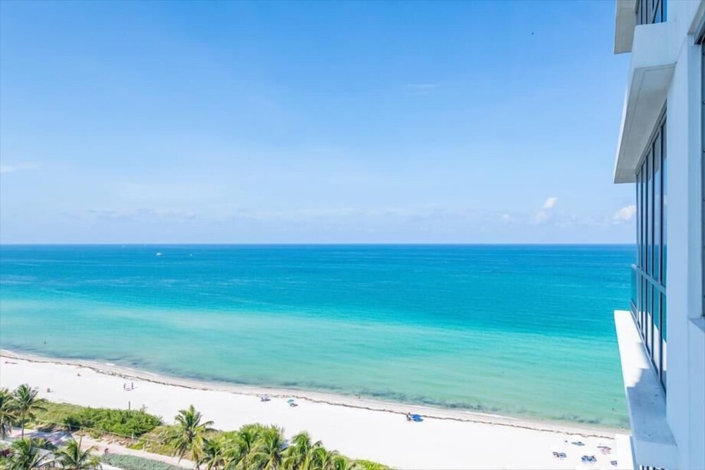 Deluxe Beachfront Condo | Ocean View | Beach Access | Outdoor Pool