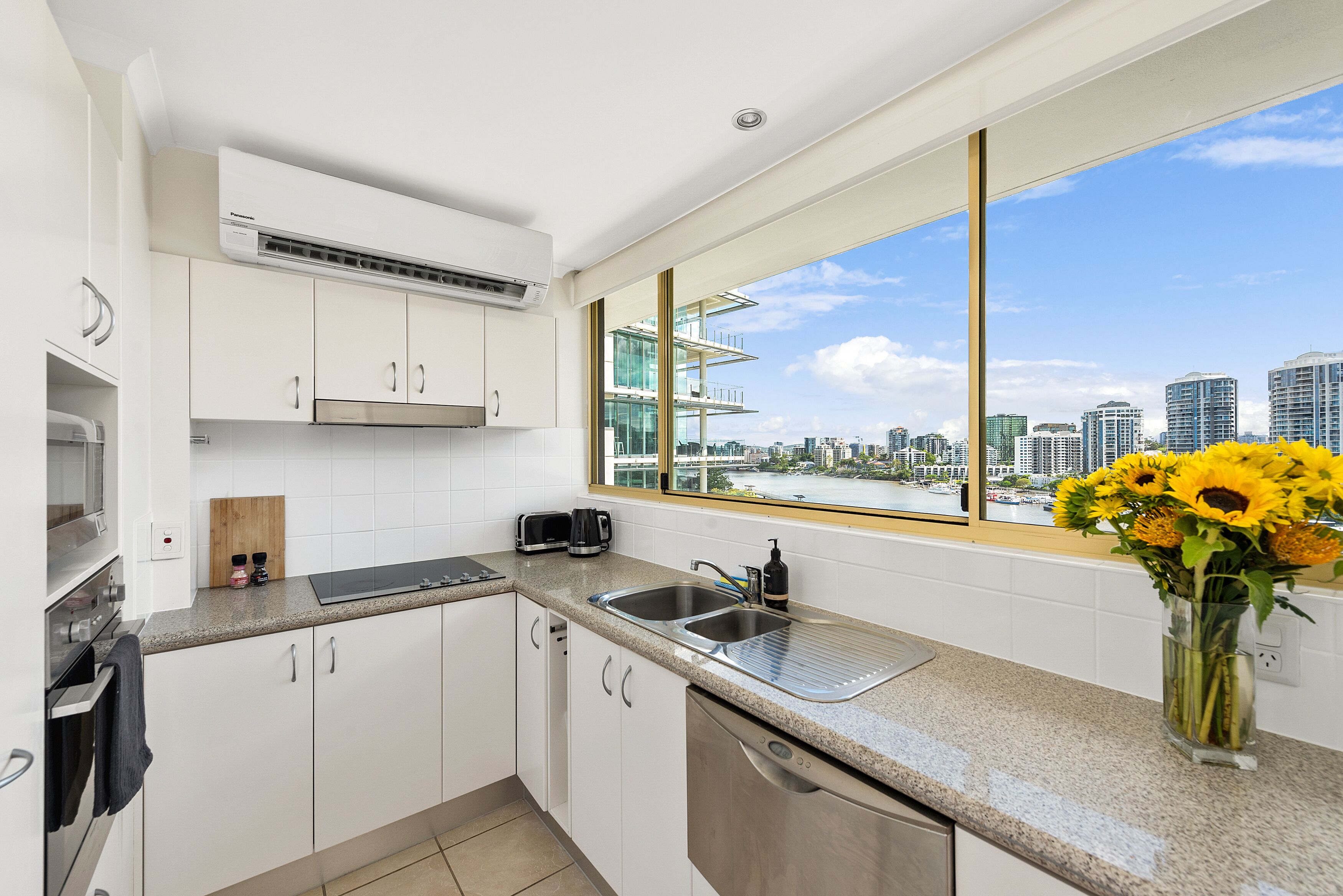Wow! ~ Skyline City, Water + Story Bridge Views