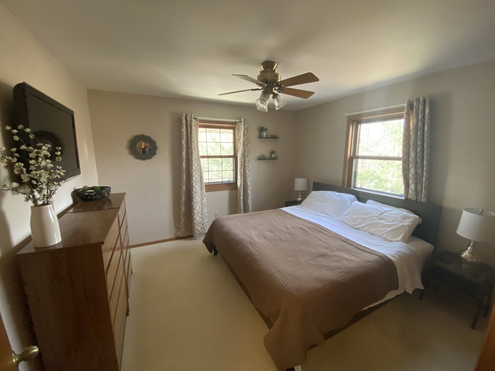 37 acres, HOT TUB, ATV/snowmobile, King Beds, Executive Bar Townsend