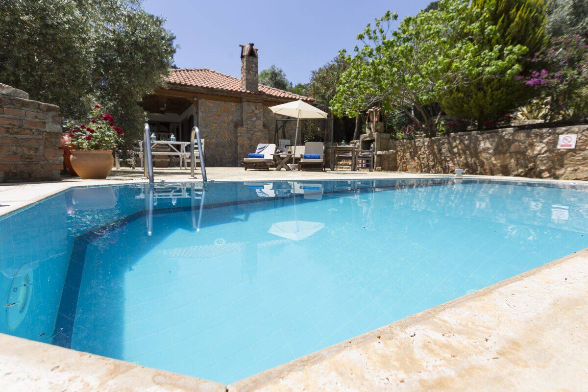 kuyucak villa sleeps 2 with pool and