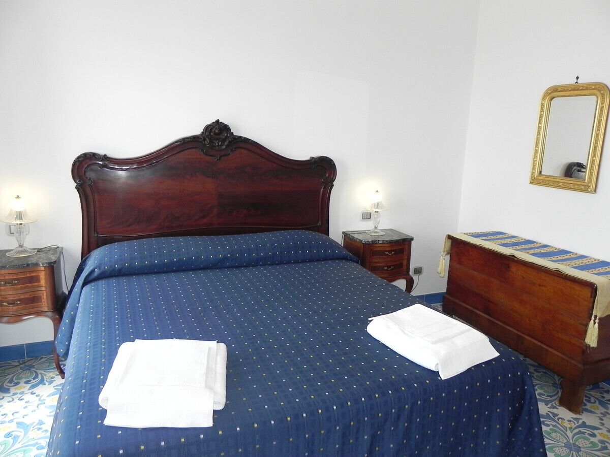San Michele di Serino Villa, Sleeps 14 With Pool, Air Con and Wifi in Furore, Italy