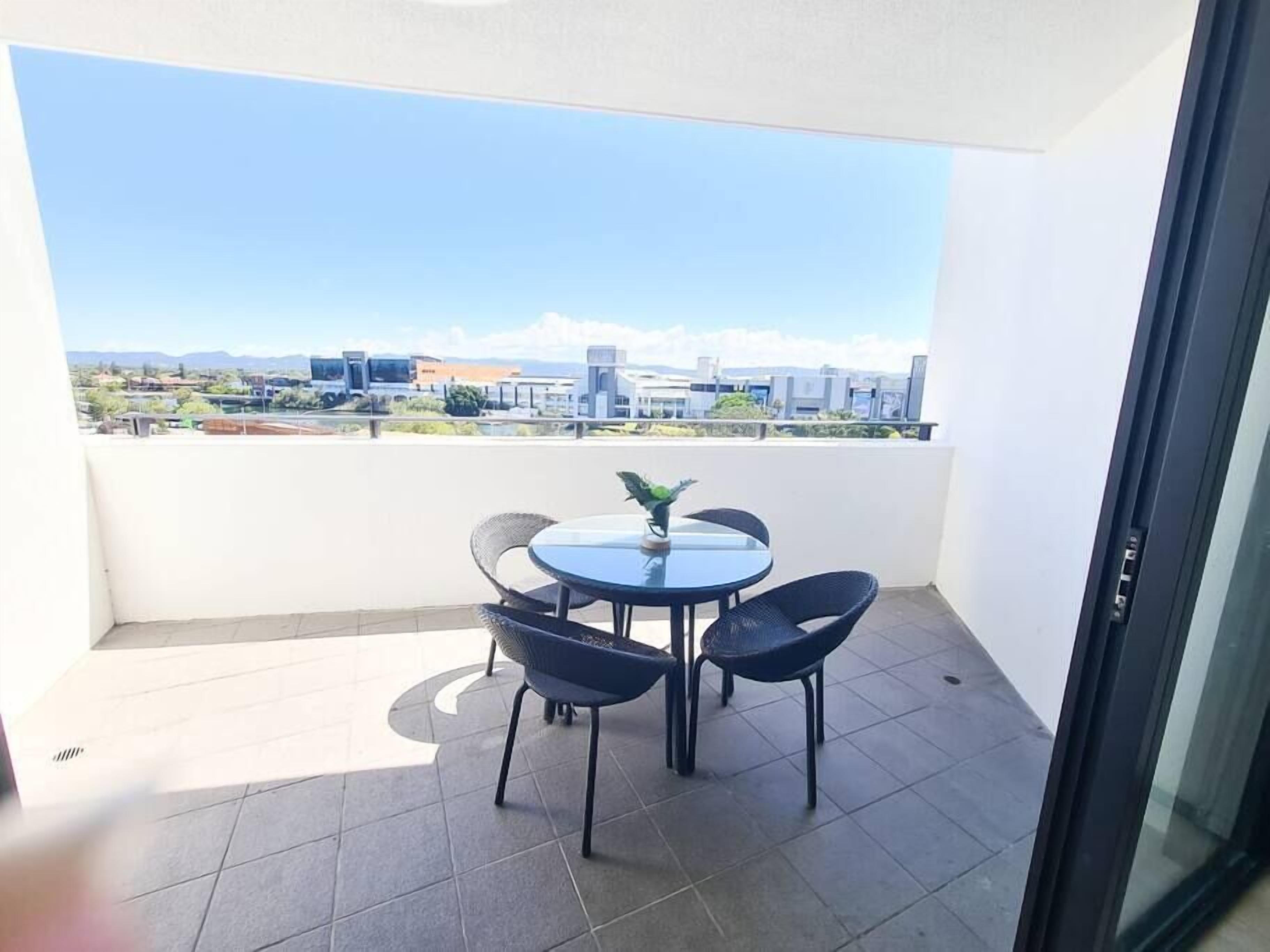 Luxury Apt in Sierra Grand Canal Views 2b 2bath