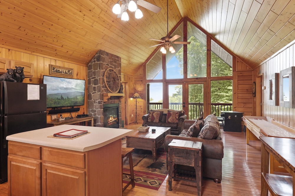 Eden's Ridge is a charming two-bedroom log cabin nestled in Sky Harbor minutes from town