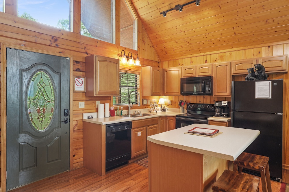 Eden's Ridge is a charming two-bedroom log cabin nestled in Sky Harbor minutes from town