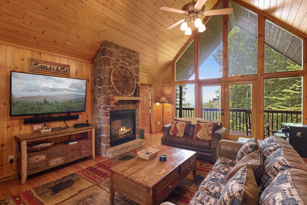 Eden's Ridge is a charming two-bedroom log cabin nestled in Sky Harbor minutes from town