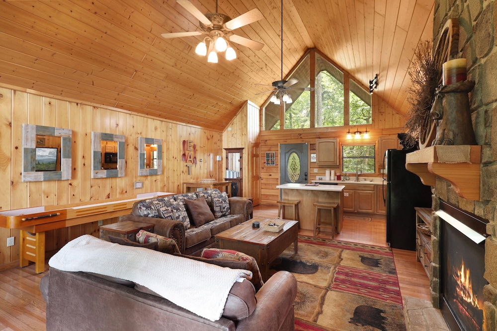 Eden's Ridge is a charming two-bedroom log cabin nestled in Sky Harbor minutes from town